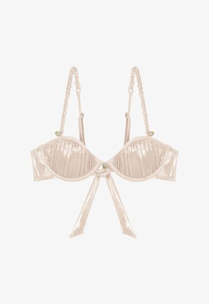 Jasnoróżowy satynowy biustonosz z poduszkowanymi miseczkami, marszczonym teksturą, regulowanymi zebranymi ramiączkami oraz węzłem na środku ozdobionym koralikami.