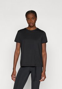 T-shirt de sport noir avec un col rond, des manches courtes et un détail de cordon sur le côté ; texture lisse et coupe décontractée.