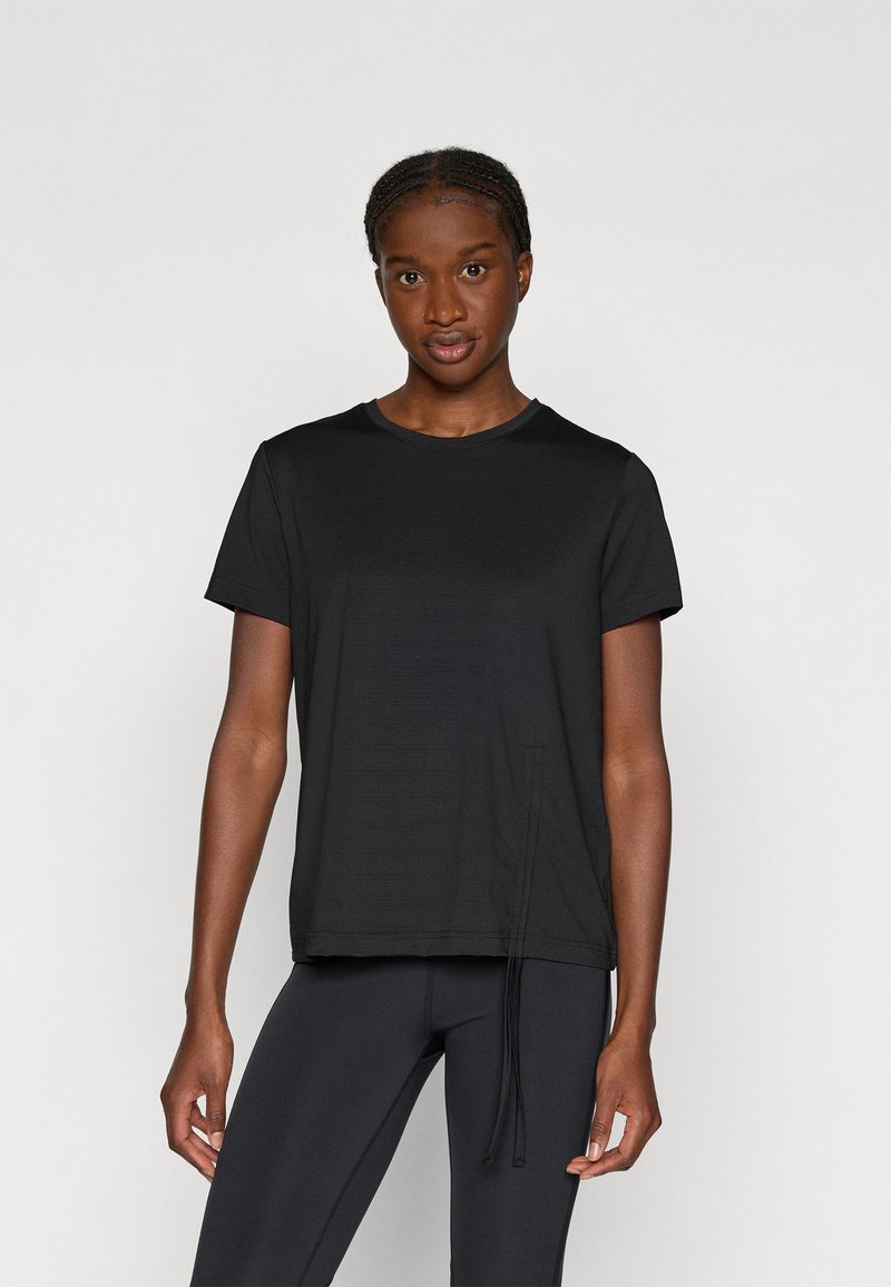 T-shirt de sport noir avec un col rond, des manches courtes et un détail de cordon sur le côté ; texture lisse et coupe décontractée.