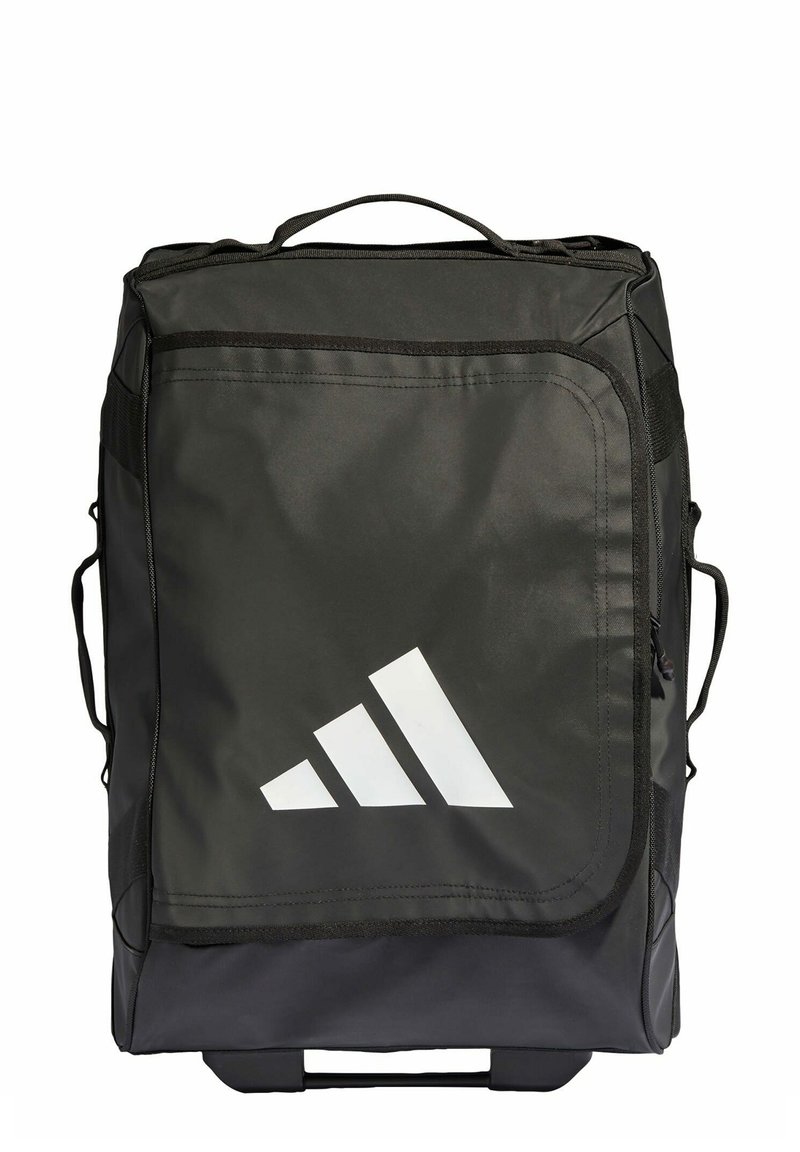 Crni ruksak izrađen od izdržljive tkanine s ručkom na vrhu, bočnim trakama i velikim bijelim Adidas logotipom sprijeda; kvadratnog oblika s elegantnim dizajnom.