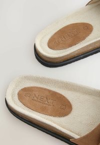 Next REGULAR FIT - FOREVER COMFORT SINGLE STRAP - Matalakantaiset pistokkaat - tan brown suede