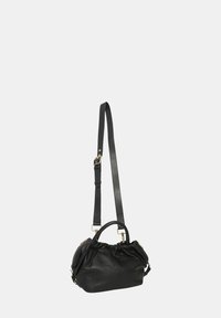 Borsa a mano in pelle nera con design arricciato, manico corto e tracolla regolabile. Presenta dettagli in metallo color oro.