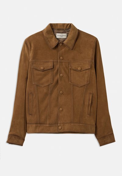 Brązowa skórzana kurtka z kołnierzem, dwoma przednimi kieszeniami, zapięciem na guziki i wyraźną strukturą. Gładka tekstura i dopasowany krój.