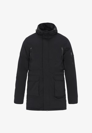 Sort vinterparka med hætte, frontlynlås, klaplommer ved hofterne, lynlåslommer på brystet og en lynlåslomme på øverste venstre ærme.