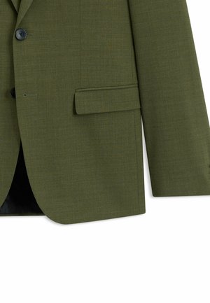 Oliven grøn blazer lavet af tekstureret stof, med to sorte knapper, en spids krave og en enkelt brystlomme for et struktureret udseende.