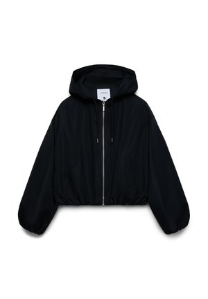 Giacca nera corta con cappuccio, zip frontale, coulisse, polsini elastici e due tasche laterali.