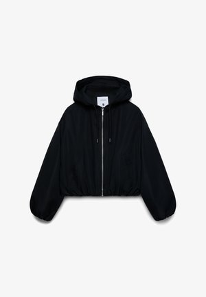 Giacca nera corta con cappuccio, zip frontale, coulisse, polsini elastici e due tasche laterali.