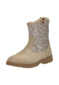 Tan suède enkellaars met een getextureerd, glinsterend zilveren paneel en een kleine metalen accenten aan de achterkant. Rubberzool met een profiel voor grip.