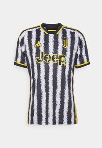 Maglia da soccer a strisce bianche e nere con colletto a girocollo, caratterizzata da un accento giallo, logo "Jeep" e branding Adidas. Tessuto texturizzato.