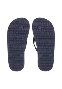 Musta flip-flop, jossa on aallonmuotoinen teksturoidusta kumista valmistettu pohja ja kaksi hihnaa, jotka yhdistävät ne pohjaan.