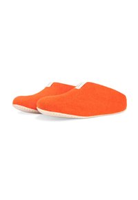Oranje vilten slippers met een gladde, ronde neus en een zachte textuur. Witte zool met zichtbare stiksels en minimale branding op het bovenwerk.