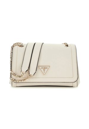 Borsa sintetica bianca con una tracolla a catena dorata, dettagli neri, logo triangolare e un design strutturato. Presenta due opzioni di trasporto.