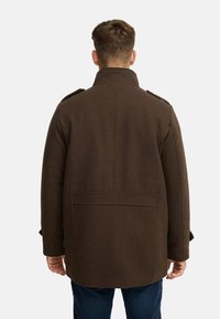 Brun uldfrakke med h�øj krave, knappede skulderdetaljer og lige snit. Har rygsøm og sidelommer.