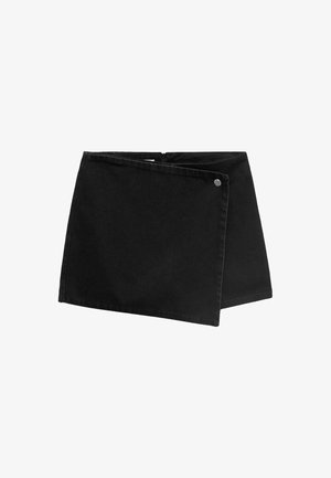 Jupe en denim noir avec un design enveloppant, un détail à pression métallique et des bordures nettes. Le tissu a une texture lisse et un léger éclat.