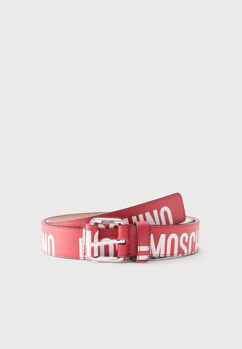 Ceinture en cuir rouge avec boucle argentée, présentant un grand texte blanc du logo MOSCHINO autour de la sangle, enroulée sur un fond uni.