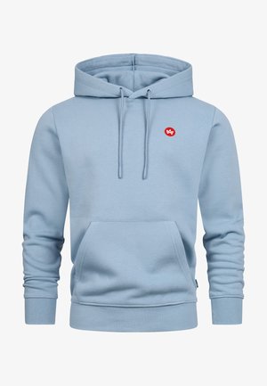 Lichtblauwe hoodie met capuchon, voorzak, trekkoorden en een klein rood logo op de linkerborst.