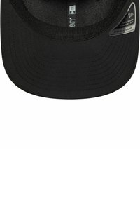 Schwarze Snapback-Cap mit flachem Schirm und strukturiertem Stoff. Verfügt über ein Komfort-Fit-Etikett und dezente Stickdetails auf dem Schirm.