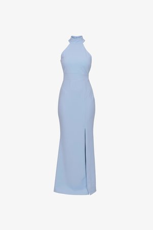Lyseblå ærmeløs aftenkjole med høj halsudskæring, figursyet talje og frontslids, der går fra knæet til kanten.