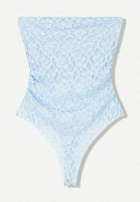 Bodysuit v svetlo modri čipki z visokim ovratnikom, ki ima cvetlični vzorec in tangice na hrbtni strani. Mehak, nežen material, ki ponuja tesno prileganje.