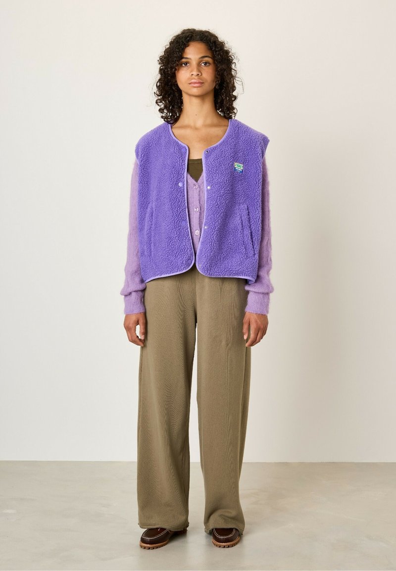 Veste Large Sans Manches Ottod'Ame - Gros Tricot Surjeteuse - Couleurs Bleu, Gris, Violet - Occasion Très Bon état