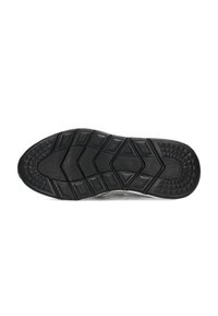 Semelle de sneaker noire avec un design en caoutchouc texturé présentant des motifs en chevrons et en diamants pour une meilleure adhérence. Matériau léger et durable.