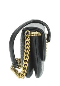 Borsa in pelle nera con tracolla a catena dorata e chiusura, vista in profilo laterale con scomparti piegati e manico in pelle curvo.
