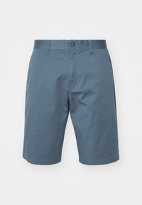 Shorts pour hommes en coton bleu foncé avec fermeture à bouton, passants pour ceinture et texture lisse. Design simple sans motifs ni accents visibles.