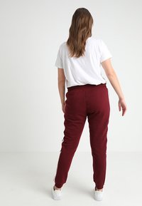 Urban Classics LADIES COLLEGE CONTRAST - Treniņtērpa apakšdaļas - port/white/black