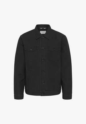 Črna džins jakna z gumbnim zapenjanjem, dvema žepoma na prsih in stranskima žepoma. Tkanina ima gladko, mat površino ter klasičen ovratnik.