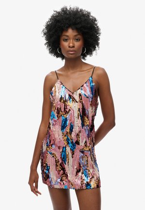 Robe mini à sequins avec décolleté en V, bretelles réglables et motif géométrique multicolore dans des teintes de rose, bleu et or.