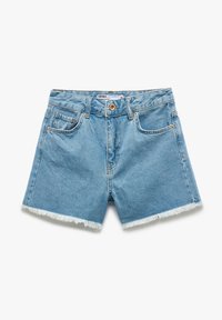 Shorts de mezclilla en azul claro, con un dobladillo deshilachado, cinco bolsillos y costuras en contraste. Cierre de botón metálico en la parte frontal.