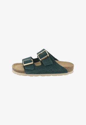 Groene suède sandalen met twee verstelbare bandjes, gouden gespen, een kurken voetbed en een lichtgekleurde, getextureerde rubberen zool.