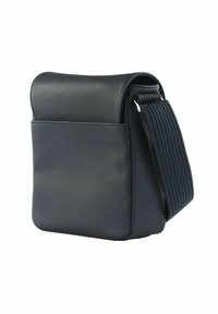 Borsa quadrata di colore blu navy realizzata in materiale testurizzato; presenta una tasca frontale e una tracolla a righe. Finitura liscia con dettagli in metallo argentato.