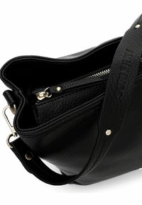 Borsa a mano in pelle nera con superficie testurizzata, chiusura con zip e tracolla regolabile. Presenta dettagli in metallo e un discreto logo.