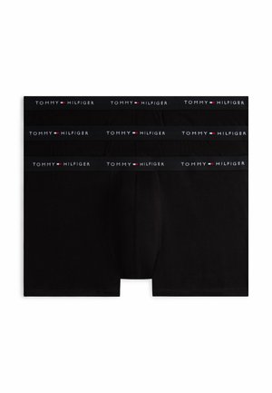 Tre paia di boxer neri Tommy Hilfiger con fascia in vita con marchio, impilati orizzontalmente su uno sfondo bianco.