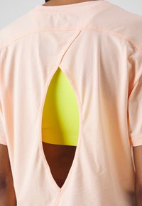 Champion C-TECH CREWNECK CROP - Apdrukāts T-krekls - apricot