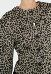 Obleka s leopardskim vzorcem, teksturirana cardigan v sivi in črni barvi, z okroglo ovratnico, šestimi črnimi gumbi in plastičnimi srebrnimi verigami.
