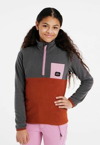 Pull en polaire gris, orange et rose, avec un zip demi-long à l'avant, une poche poitrine et un logo noir sur la poche.