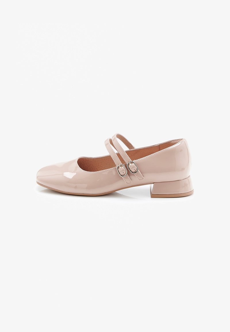 Chaussure Mary Jane rose en cuir verni avec un bout légèrement carré, deux fines brides et un petit talon bloc. Texture lisse, design minimaliste.