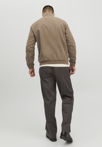 Jack & Jones JJERUSH HARRINGTON - Bomberjacks - dark brown