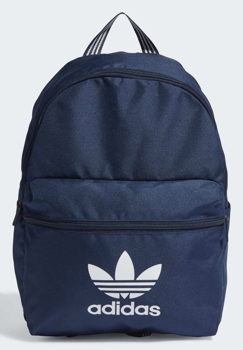 Zaino in poliestere blu navy dalla forma arrotondata, dotato di una tasca frontale con zip e logo Adidas bianco sul pannello frontale inferiore.