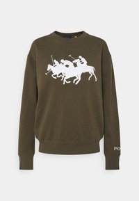 Olivgrön sweatshirt med långa ärmar, ribbade ärmslut och nederkant. Har en vit broderad design av polo-spelare på hästar. Vit text på ärmen.