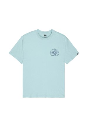 Lichtblauw Quiksilver T-shirt met korte mouwen, voorzien van een kleine donkerblauwe afbeelding en de tekst "Quiksilver Tripping Since '69" op de linkerborst.
