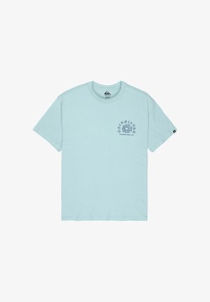 Lichtblauw Quiksilver T-shirt met korte mouwen, voorzien van een kleine donkerblauwe afbeelding en de tekst "Quiksilver Tripping Since '69" op de linkerborst.