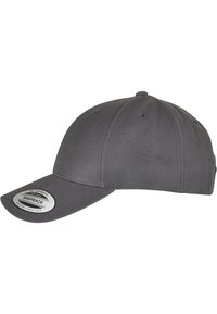 Szürke snapback sapka ívelt karimával, textúrált anyagból készült. Elöl található egy címke a márkanevével és logójával.