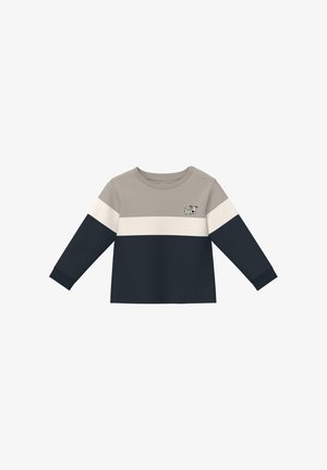 Chemise à manches longues pour enfants avec des blocs de couleur gris, blanc et bleu marine, un petit motif de chien sur la poitrine, et des boutons-pression aux épaules.