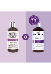 Bottiglie di Curlsmith Core Strength Shampoo, a sinistra con etichetta bianca, a destra con etichetta viola, entrambe con vetro marrone e tappi argentato.