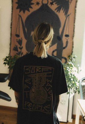 Surf Inc., - T-shirt z nadrukiem