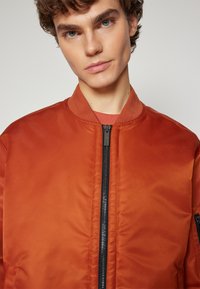 Calvin Klein HERO  - Bomberjacks - terracotta rust
