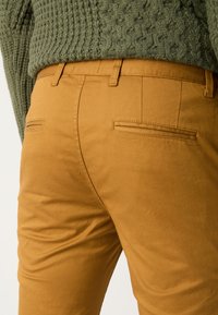 Scotch & Soda ESSENTIAL MOTT - Chino - golden rust